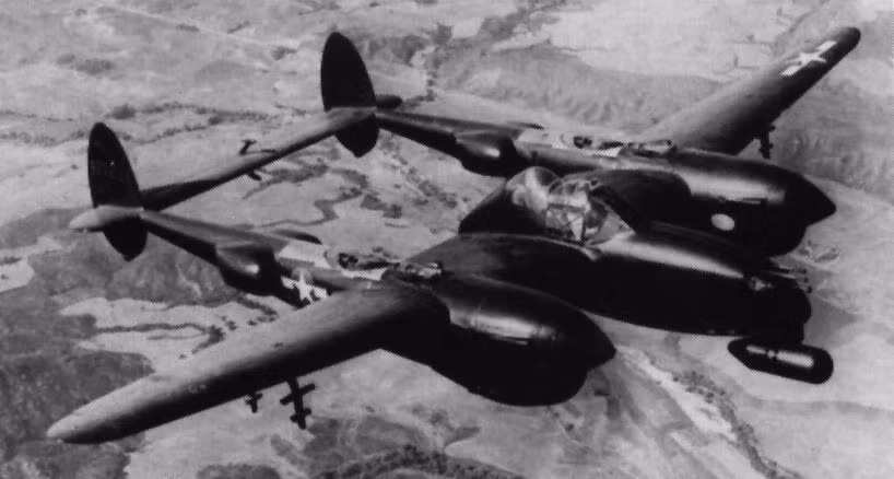 Cụ thể, hầu hết các loại radar cỡ nhỏ sử dụng trên máy bay thời điểm này chỉ có thể phát hiện và theo dõi được tối đa ba mục tiêu của đối phương. Chủ yếu phi công chỉ sử dụng radar như thiết bị định hướng. Khi tiếp cận với máy bay địch, các phi công sẽ báo hiệu mặt đất bắn pháo sáng để lấy tầm nhìn giao tranh. Nguồn ảnh: BlacknWhite.