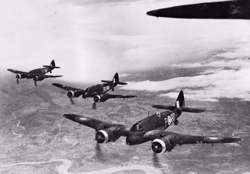 Có thể kể tên một vài loại tiêm kích đêm nổi tiếng trong Chiến tranh Thế giới thứ hai như Bristol Beaufighter hay Havilland Mosquito của Anh hay P-61 của Mỹ hoặc Bf 110F4 của Đức quốc xã. Liên Xô về cuối chiến tranh cũng nâng cấp Yak-9M lên thành tiêm kích ban đêm và là một trong những loại tiêm kích đêm một động cơ hiếm hoi trong cuộc chiến này. Nguồn ảnh: Grill.