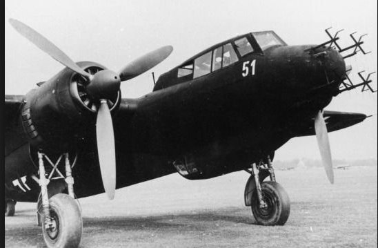 Các loại tiêm kích mọi thời tiết hay tiêm kích ban đêm tiếp tục được coi là một lớp máy bay riêng biệt cho tới những năm 1960. Khi khoa học công nghệ phát triển đủ mạnh để mọi loại máy bay đều có thể mang theo được radar thì tiêm kích ban đêm và tiêm kích thông thường lại được gộp vào làm một. Nguồn ảnh: Tube.