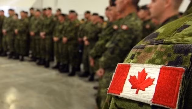 Trong quá khứ, Canada thuộc Liên Hiệp Anh và mãi tới năm 1987, hiến pháp nước này mới tách hoàn toàn nền chính trị của Canada ra khỏi với Anh Quốc. Kể từ sau Chiến tranh Thế giới thứ hai tới nay, Canada chủ yếu dựa vào Mỹ trong lĩnh vực quốc phòng và dần trở thành một nước "sân sau" của Washington ở khu vực Bắc Mỹ. Nguồn ảnh: Flickr.