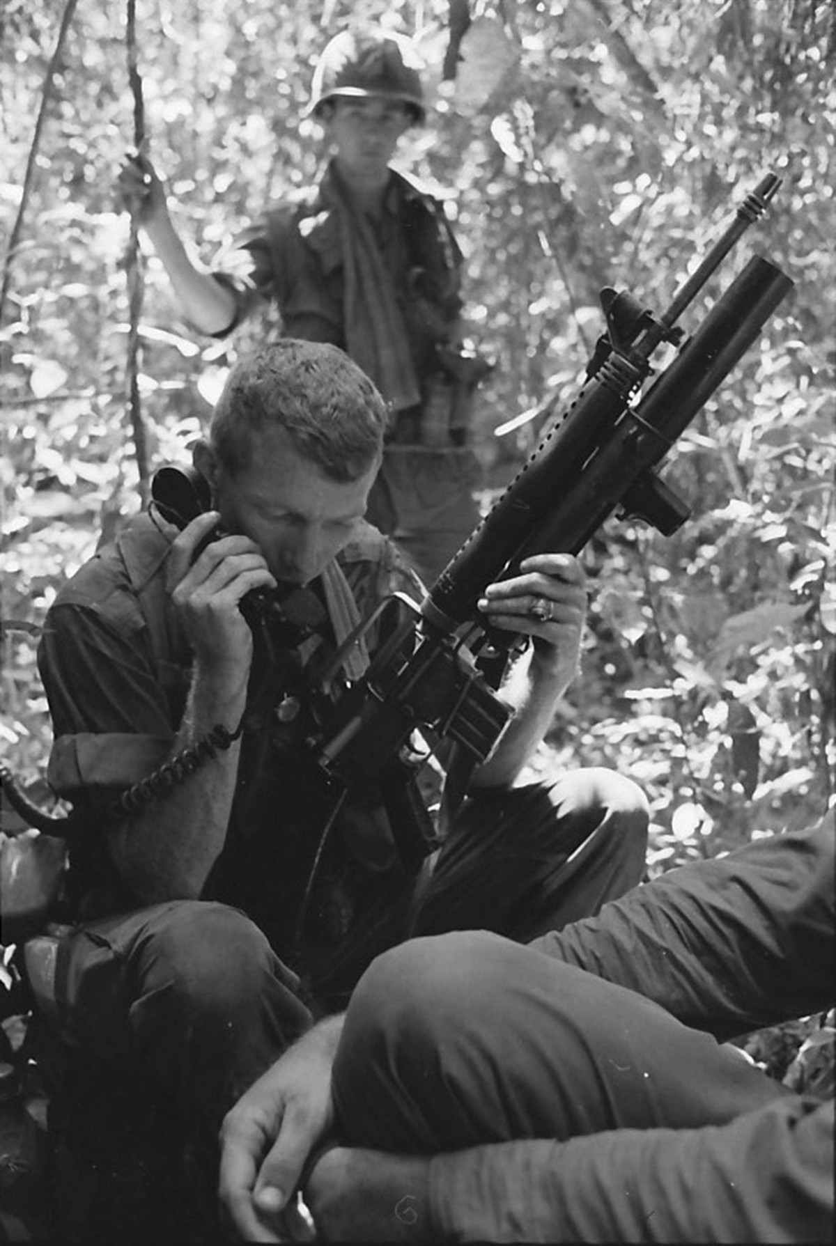 Trang bị "tận chân răng" của một sĩ quan chỉ huy với khẩu súng trường M16 và súng phóng lựu M148 đang chỉ huy binh lính của mình tác chiến trên chiến trường. Nguồn ảnh: NewYorkTimes.