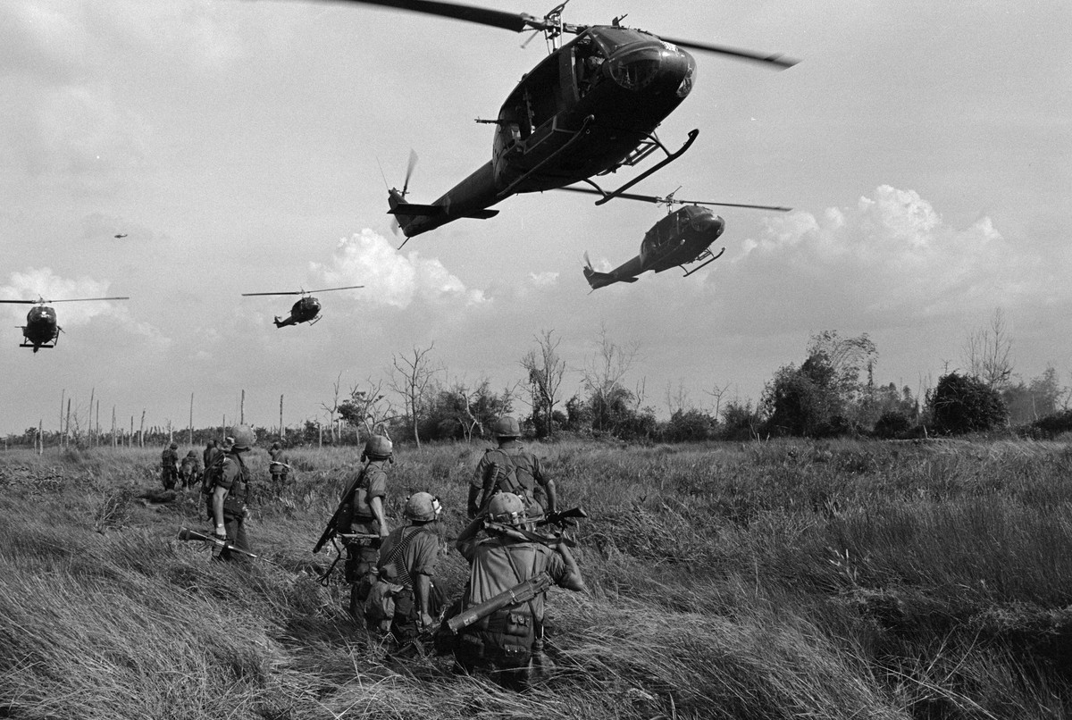 Trực thăng di tản tới điểm hẹn để di tản binh lính Mỹ sau một cuộc đi càn. Ảnh chụp năm 1968. Nguồn ảnh: NewYorkTimes.