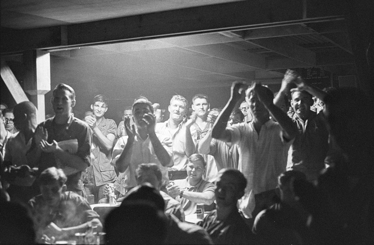 Binh lính Mỹ hào hứng theo dõi một buổi ca nhạc với ca sĩ người nước ngoài được quân đội Mỹ mời tới Chiến trường Việt Nam. Nguồn ảnh: NewYorkTimes.