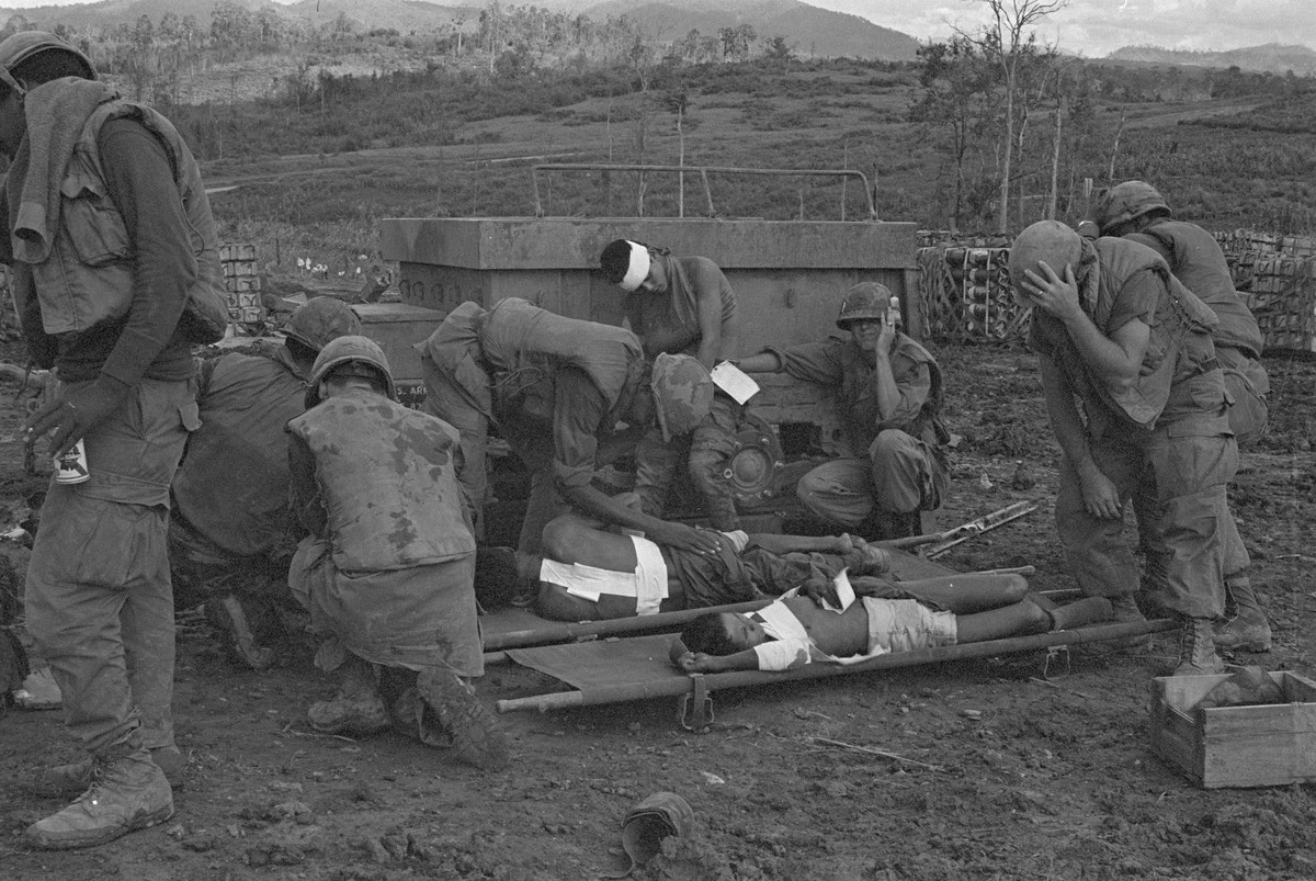 Thương binh Mỹ nằm la liệt chờ di tản sau một cuộc đụng độ với quân giải phóng. Ảnh chụp năm 1970. Nguồn ảnh: NewYorkTimes.