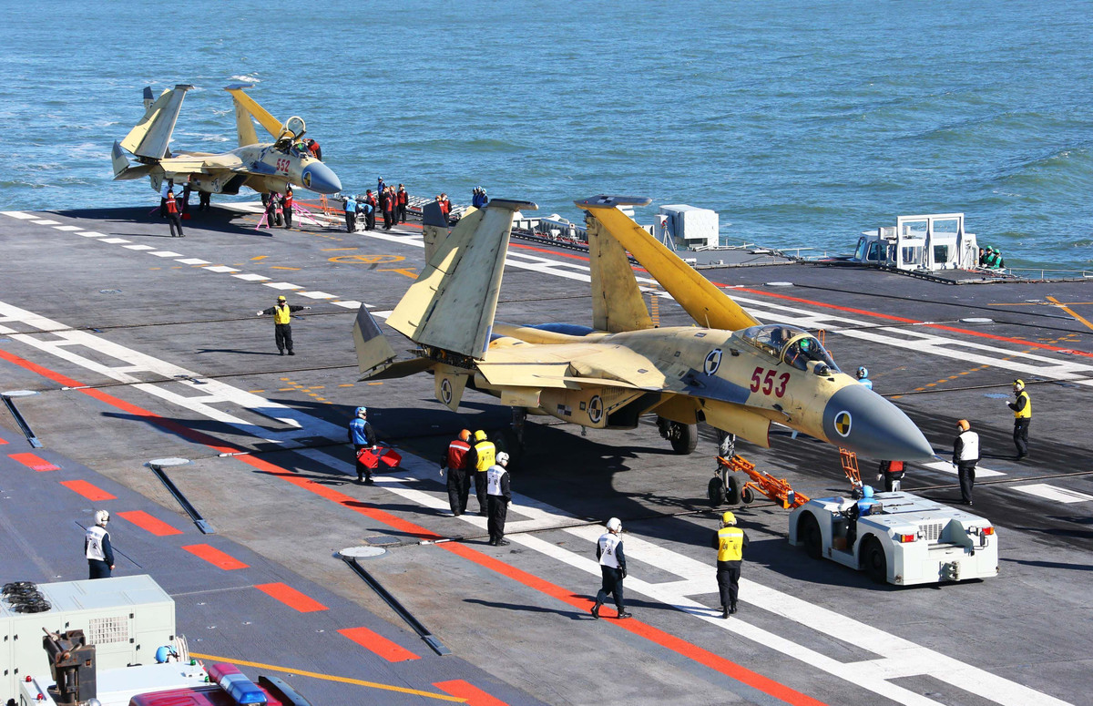 Trong khi đó, giới quan sát quốc tế lại cho rằng việc nghiên cứu hoàn thiện J-15 đã tốn nhiều tiền của và thời gian hơn so với những gì Trung Quốc từng dự kiến, có nghĩa là quá trình hoàn thiện J-31 sẽ còn tốn nhiều thời gian hơn nữa và kể cả khi J-31 ra đời, không gì chắc chắn rằng nó sẽ là một chiến đấu cơ "hoàn thiện". Nguồn ảnh: PLA.