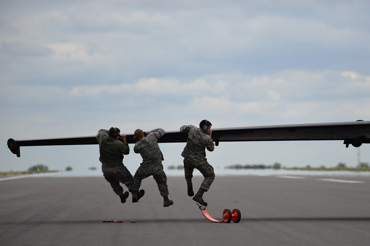 Trong số 318.000 nhân lực phục vụ lực lượng Không quân Mỹ, có tới 140.000 nhân lực không phải quân nhân - thuộc khu vực tư nhân. Ngoài ra, lực lượng này còn có khoảng 70.000 nhân lực dự bị. Nguồn ảnh: USAF.