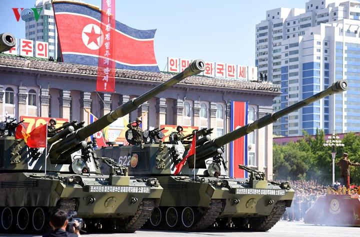 Hệ thống pháo tự hành M1991 Chuch'e-Po sử dụng khung gầm xe tăng chiến đấu chủ lực Chonma-ho.