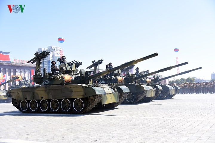 Điểm đáng chú ý nhất của Pokpung-ho 4 là trên xe được chất đầy tên lửa chống tăng và tên lửa phòng không vác vai lắp ngoài.