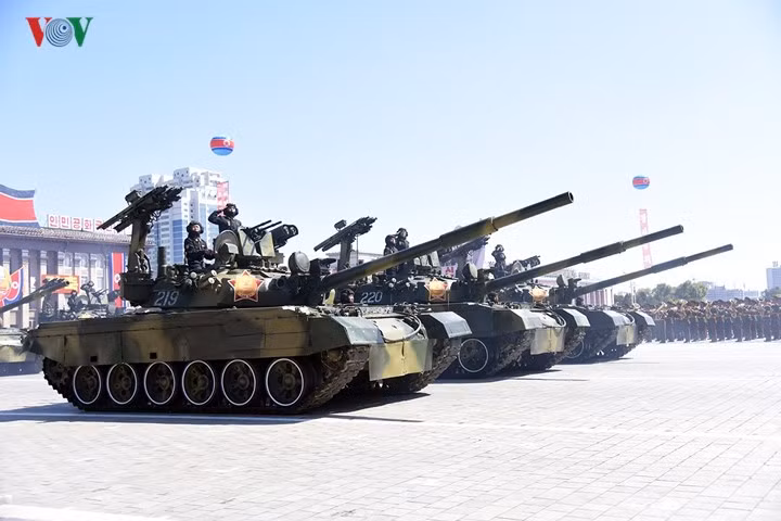 Điểm đáng chú ý nhất của Pokpung-ho 4 là trên xe được chất đầy tên lửa chống tăng và tên lửa phòng không vác vai lắp ngoài.