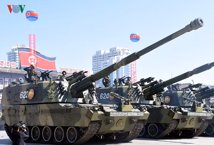Dàn hỏa lực gồm đủ loại tên lửa chống tăng, phòng không vác vai tương tự xe tăng Pokpung-ho.