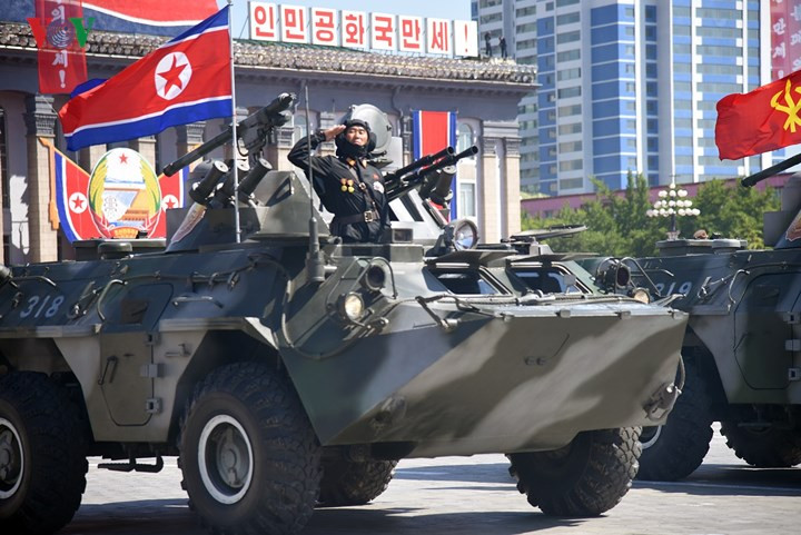 Phần mặt trước của xe khá giống BTR-60 của Liên Xô nhưng lại sử dụng cấu hình 6 bánh chủ động thay vì 8x8.