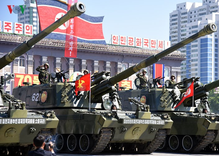 Tháp pháo lắp pháo nòng dài D-74 cỡ 152 mm.