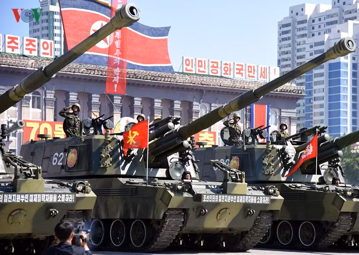 Tháp pháo lắp pháo nòng dài D-74 cỡ 152 mm.