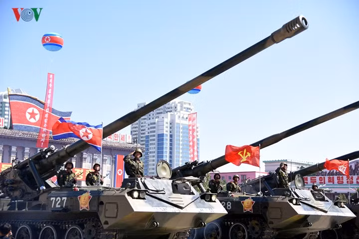 Pháo tự hành M1989 Koksan được cho là hệ thống pháo mặt đất mạnh nhất của Triều Tiên.