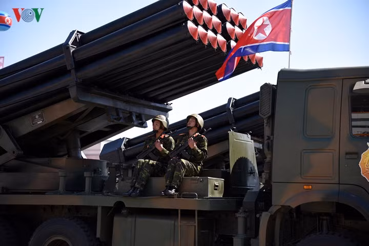 Hệ thống pháo phản lực này có khả năng bắn chính xác mục tiêu cách xa trên 100 km với sai số dưới 10 m nhờ hệ dẫn đường tham chiếu định vị vệ tinh tiên tiến.