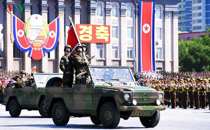 Theo sau là xe chở quốc kỳ của Triều Tiên.