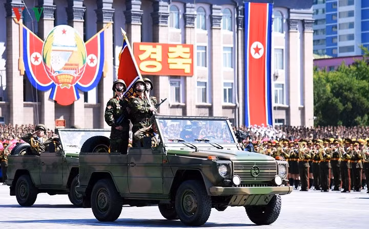 Theo sau là xe chở quốc kỳ của Triều Tiên.