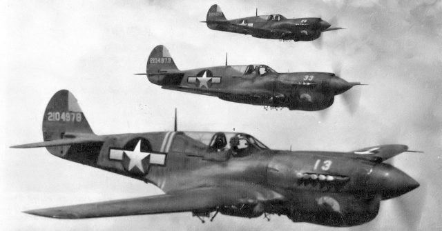 Trận chiến đầu tiên của P-40 trên bầu trời là vào tháng 12/1941 - dù rằng nó đã ra đời từ năm 1939. Trận chiến này diễn ra ở khu vực Đông Nam Á; trong khi đó tại trận Trân Châu Cảng, có tới 99 chiếc P-40 bị Nhật triệt hạ khi chưa kịp cất cánh. Nguồn ảnh: Warhistory.