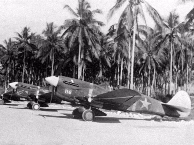Không lực Lục quân Mỹ đã đặt hàng 542 chiếc P-40 vào năm 1939 - đây là đơn đặt hàng cùng lúc số lượng máy bay nhiều nhất Không lực Lục quân Mỹ từng đặt bút ký - thậm chí tới nay cũng chưa từng có loại máy bay nào phá được kỷ lục này của P-40. Nguồn ảnh: Warhistory.