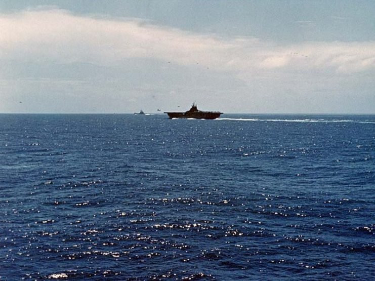 Trong thời gian từ tháng 12/1943 tới ngày 4/1/1944, tàu sân bay USS Bunker Hill đã hỗ trợ nhiều cuộc đổ bộ tấn công chiếm các đảo thuộc vùng biển Thái Bình Dương bao gồm quần đảo Marshall, Truk, Guam, Tinian, Saipan và Palau. Nguồn ảnh: Warhistory.