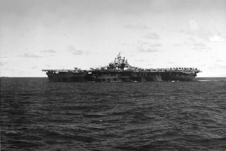 Sau khi tập kết ở Trân Châu Cảng vào tháng 11/1943, tàu sân bay Bunker Hill đã cùng với các tàu sân bay USS Essex và USS Independence nhắm thẳng hướng Tây tiến vào trận chiến với Hải quân Hoàng gia Nhật Bản trên Mặt trận Thái Bình Dương. Nguồn ảnh: Warhistory.