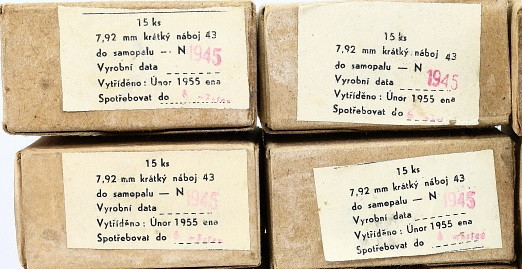 Chữ trên những hộp đạn 7,92mm này ghi rõ, sản xuất năm 1945, đóng gói lại năm 1955. Sau 60 năm nằm kho, những viên đạn từ thời Đức quốc xã này lại được mang ra sử dụng tiếp. Nguồn ảnh: Wwiiafter.