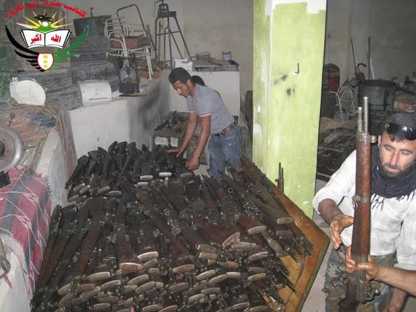 Nhiều người tỏ ra hoài nghi về việc làm sao lực lượng "hậu cần" của phiến quân IS có thể lo được đủ đạn dược cho hàng trăm loại vũ khí khác nhau không đồng nhất này của IS. Nguồn ảnh: Wwiiafter.