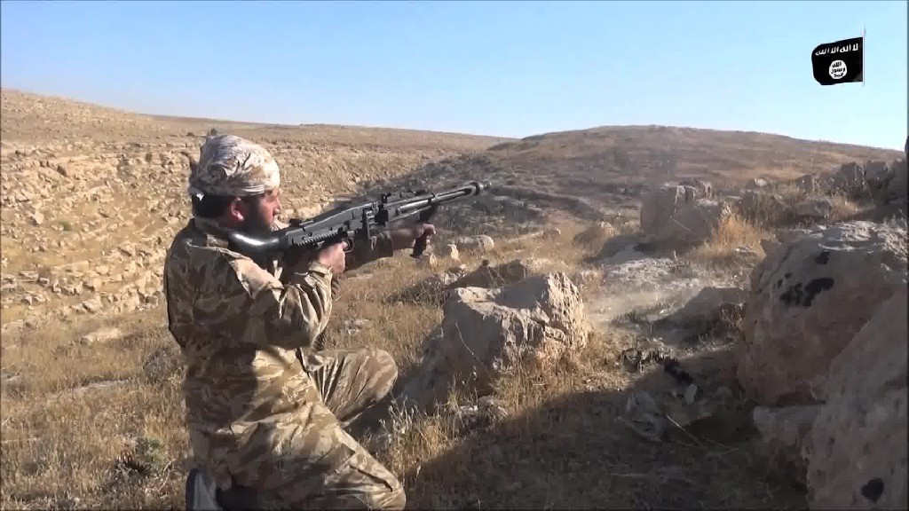 Xạ thủ súng máy của phiến quân IS với khẩu MG-42 đang chiến đấu trên chiến trường Trung Đông. Nguồn ảnh: Wwiiafter.
