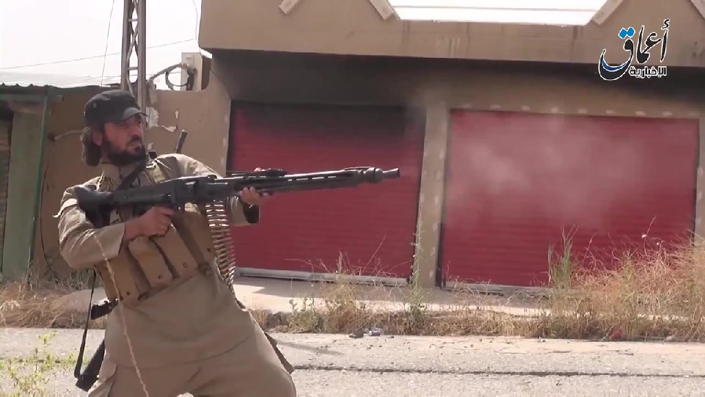 Theo đó ngay cả các loại vũ khí của phát xít Đức trong Chiến tranh Thế giới thứ 2 cũng được phiến quân IS hay các nhóm khủng bố sử dụng rộng rãi trên chiến trường Syria. Trong ảnh là một khẩu súng máy MG-42 trong tay phiến quân IS - cơn ác mộng của bộ binh Đồng minh trong Chiến tranh Thế giới thứ hai. Nguồn ảnh: Wwiiafter.