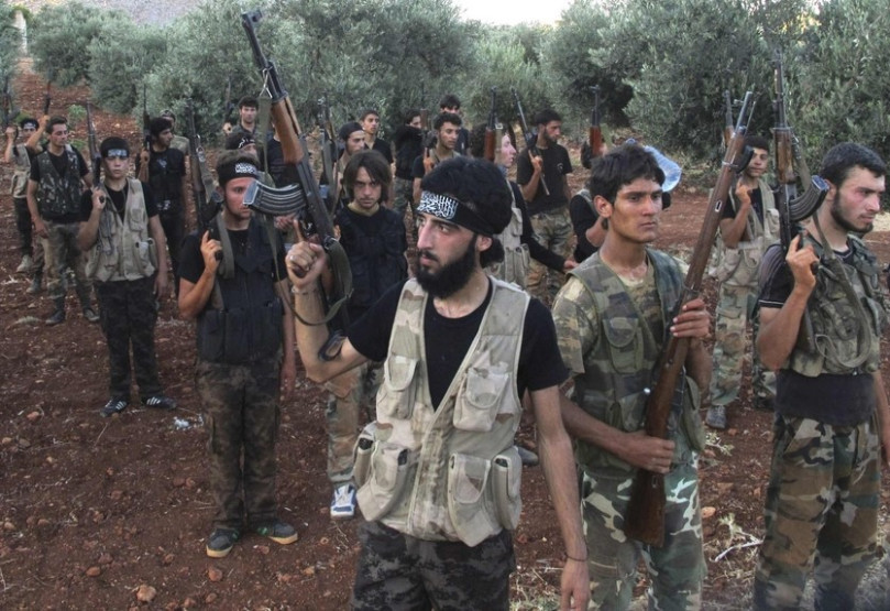 Một nhóm phiến quân IS với quân phục và vũ khí không đồng nhất. Nguồn ảnh: Wwiiafter.