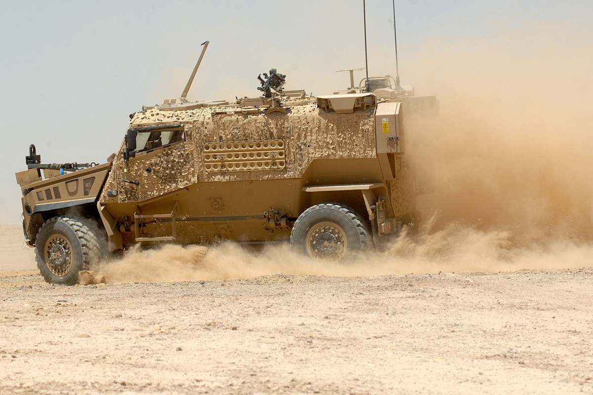 Có giá thành lên tới 1.5 triệu USD mỗi chiếc, xe thiết giáp Foxhound của Quân đội Hoàng gia Anh có trọng lượng tổng cộng tới 7,5 tấn, dài 5,32 mét, rộng 2,1 mét và cao 2,35 mét. Nguồn ảnh: Pinterest.