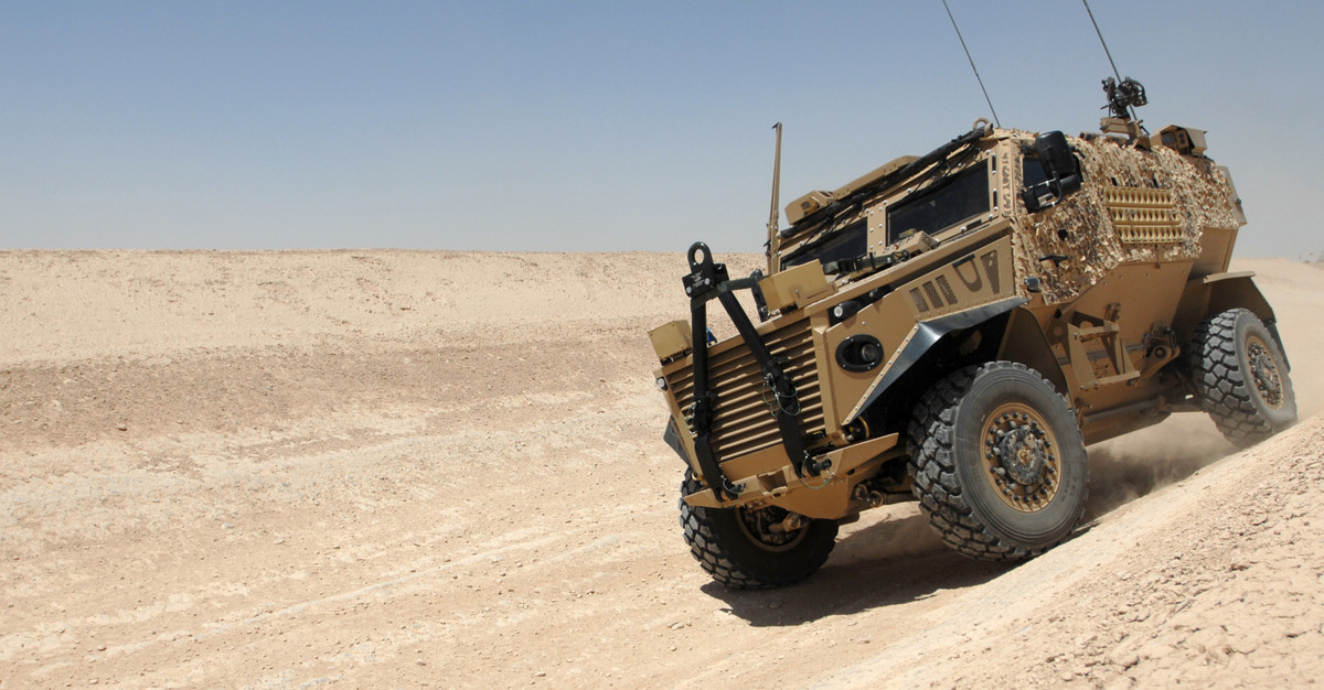 Các kỹ sư quân đội Hoàng gia Anh cho biết, họ được khuyến cáo đặt Foxhound dưới bóng râm, tránh ánh nắng trực tiếp để đảm bảo chúng "có thể sẵn sàng hoạt động khi cần" và quan trọng nhất là để binh lính không bị sốc nhiệt khi ra - vào xe. Nguồn ảnh: Img.