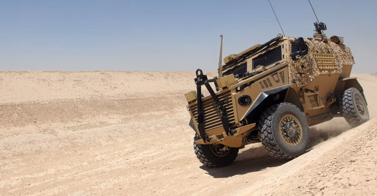 Các kỹ sư quân đội Hoàng gia Anh cho biết, họ được khuyến cáo đặt Foxhound dưới bóng râm, tránh ánh nắng trực tiếp để đảm bảo chúng "có thể sẵn sàng hoạt động khi cần" và quan trọng nhất là để binh lính không bị sốc nhiệt khi ra - vào xe. Nguồn ảnh: Img.