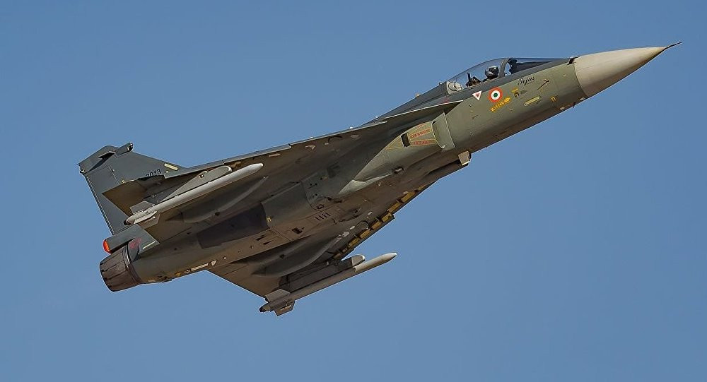 Trong buổi thử nghiệm hôm 10/9 vừa rồi, chiến đấu cơ HAL Tejas đã nhận tổng cộng 1900 kg nhiên liệu từ máy bay vận tải IL-78, đánh dấu việc chiếc chiến đấu cơ đầu tiên do Ấn Độ tự sản xuất có khả năng tiếp liệu trên không. Nguồn ảnh: Naval.