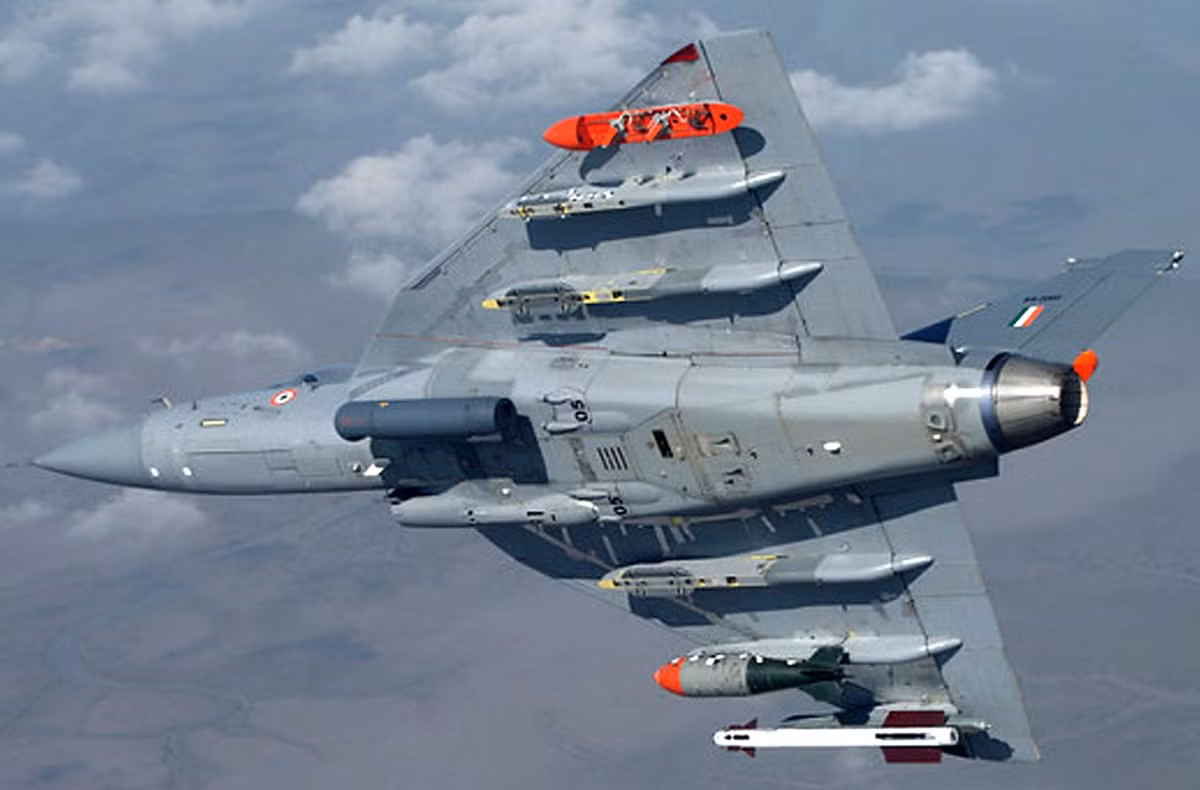 Theo thông tin được Ấn Độ công bố, quá trình tiếp liệu trên không được thực hiện ở độ cao khoảng 6000 mét. Hai máy bay của Không quân Ấn Độ đã thực hiện màn tiếp liệu trên không ở tốc độ 500 km/h (tương đương 270 hải lý/giờ). Nguồn ảnh: Aviation.