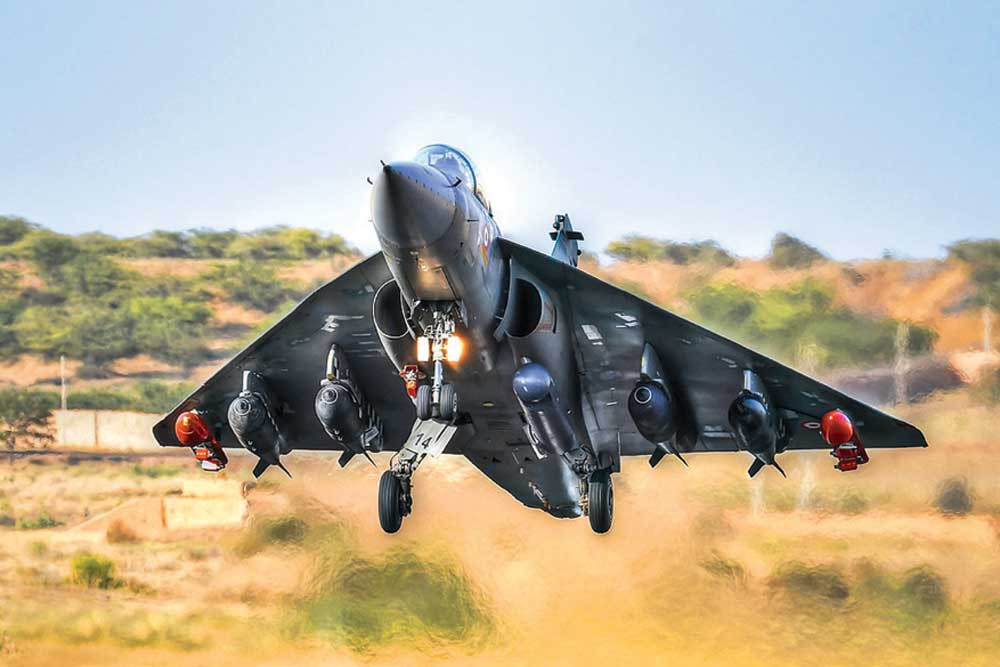 Chiến đấu cơ hạng nhẹ đa năng HAL Tejas được Ấn Độ tự thiết kế và sản xuất, cất cánh lần đầu năm 2001 và bắt đầu được đưa vào sản xuất hàng loạt từ năm 2001 tới nay. Nguồn ảnh: Pinterest.