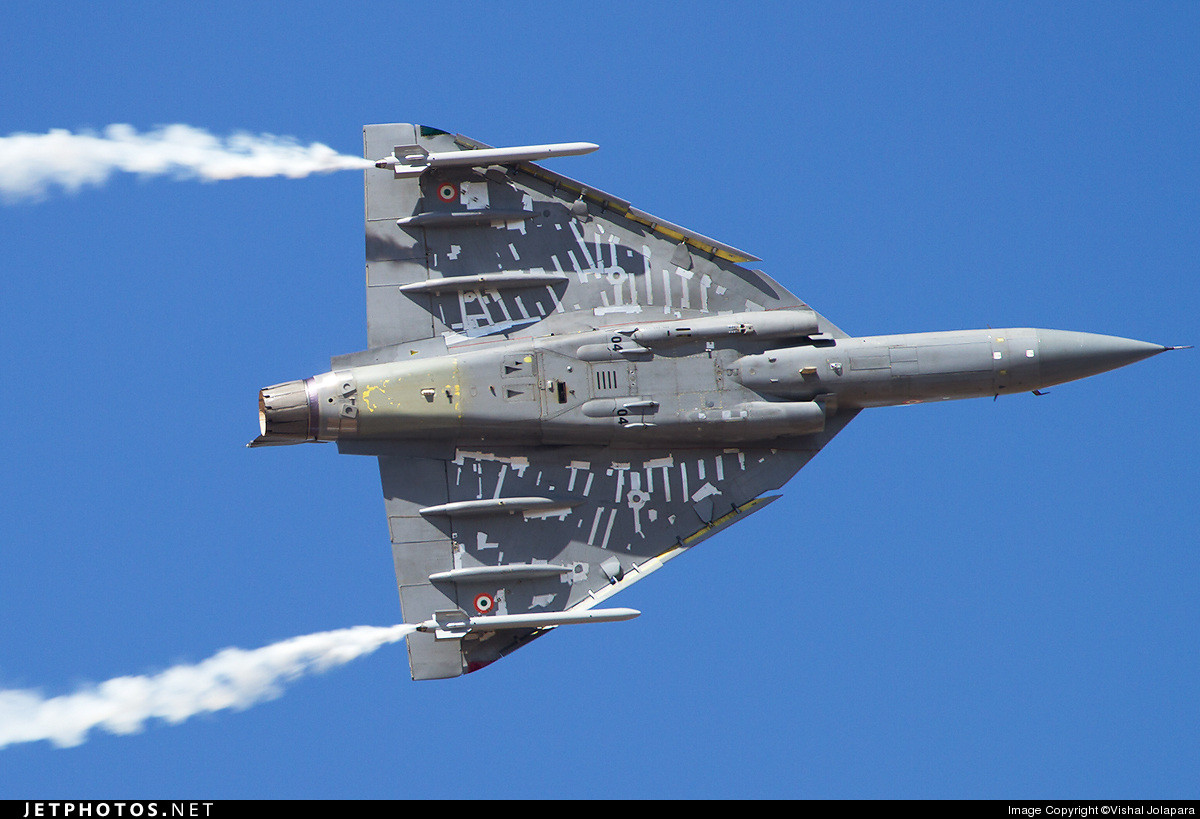 Chiến đấu cơ đa năng hạng nhẹ HAL Tejas của Ấn Độ có tổng cộng 8 giá treo và mang theo được tối đa 3,5 tấn vũ khí hoặc bình nhiên liệu phụ. Các loại vũ khí mà HAL Tejas có thể mang theo bao gồm các loại tên lửa có dẫn đường, bom hoặc pod định vị mục tiêu. Nguồn ảnh: Jetphoto.