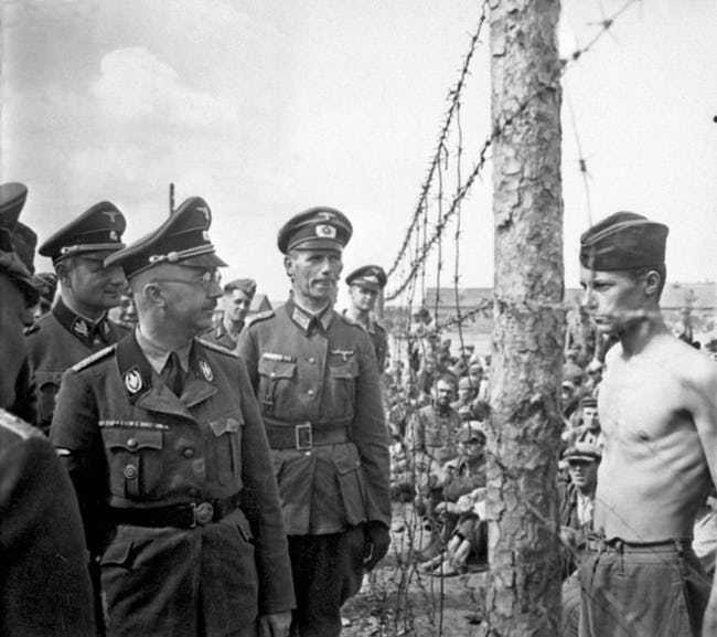 Thống chế Heinrich Himmler, chỉ huy lực lượng SS giáp mặt với tù binh chiến tranh trong giai đoạn đầu của Thế chiến thứ 2. Theo ước tính chỉ trong vài tháng đầu tiên quân Đức phát động chiến tranh tại châu Âu, đội quân của Hitler đã nắm trong tay hàng triệu tù binh đối phương. Nguồn ảnh: Ranker.