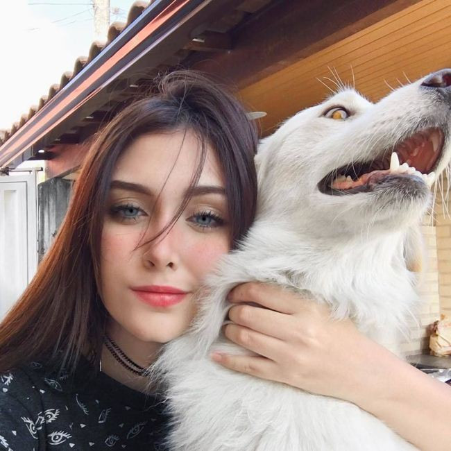 Đôi mắt của Cristie mang đến cảm giác dường như chỉ cần nhìn vào đôi mắt ấy, bạn sẽ không thể thoát ra được nhưng bạn vẫn tình nguyện lạc lối trong nó.