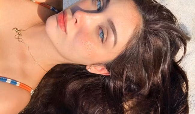 Điều gì sẽ khiến bạn khó có thể rời mắt khỏi một cô gái đẹp? Có người thích mái tóc, có người mê mẩn góc nghiêng thần thánh, có người để ý đến cặp môi đầu tiên và cũng có những người ngẩn ngơ ngơ ngẩn cả ngày chỉ vì một đôi mắt.