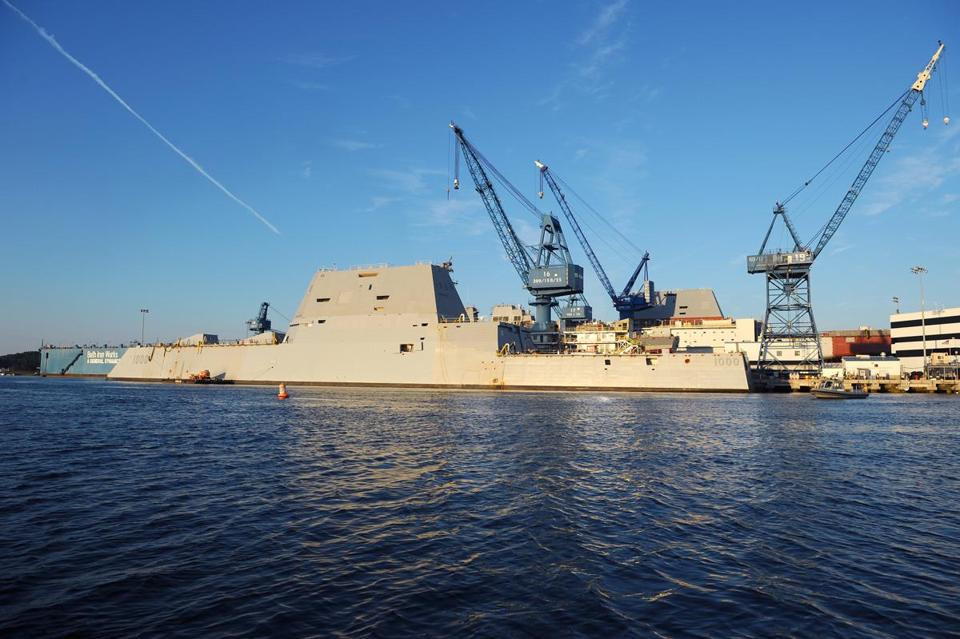 Về trang bị vũ khí, khu trục hạm lớp Zumwalt có trang bị bao gồm 20 ống phóng Mk57 thẳng đứng, hệ thống tên lửa phòng vệ RIM-162, tên lửa Tomahawk, ống phóng tên lửa chống ngầm, 2 hải pháo 155mm và 2 pháo 30mm. Nguồn ảnh: Pinterest.