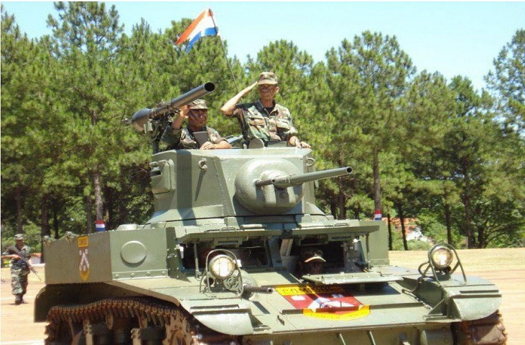 Với nòng pháo chỉ 37mm, bản thân chiếc M3 Stuart này khó có thể "làm đau" được bất cứ đối thủ nào của nó. Tuy nhiên đây lại là loại xe tăng hiếm hoi - nếu không muốn nói là duy nhất từng tham chiến trong Chiến tranh Thế giới thứ hai đến hiện tại vẫn nằm trong biên chế chính thức của quân đội một vài nước trên thế giới. Nguồn ảnh: Warhistory.