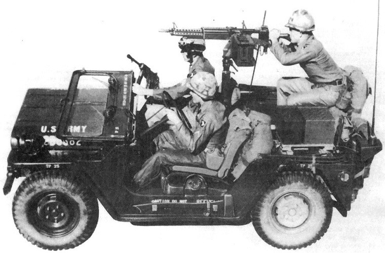 Sau này, M151 đã bị thay thế bằng HMMVV - hay còn gọi ngắn gọn là xe bọc thép Humvee với khả năng bảo vệ người ngồi bên trong tốt hơn nhiều xe Jeep M151 vốn được thiết kế như một chiếc... xe mui trần, thậm chí còn không có nổi một cái cửa tử tế. Nguồn ảnh: Warhistory.