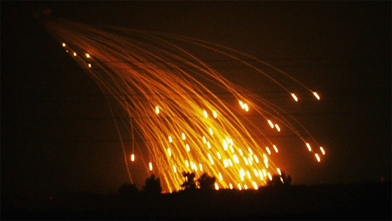 “Sau các cuộc không kích, những đám cháy lớn bùng phát trong khu vực này. Hiện vẫn chưa có thông tin về thương vong do trong vụ ném bom vừa qua”, Trung tướng Vladimir Savchenko - đại diện Trung tâm hòa giải Nga tại Syria cho hay. Nguồn ảnh: Southfront.