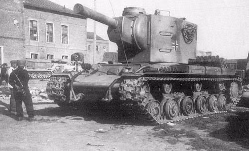 Sử dụng chung khung gầm với KV-1 nhưng do tháp pháo có trọng lượng quá lớn, KV-2 có tốc độ di chuyển thấp hơn nhiều so với KV-1 - vốn được sản xuất cùng thời điểm. Ảnh: Xe tăng KV-2 của Liên Xô bị Đức chiếm làm chiến lợi phẩm và được sơn biểu tượng Quân đội Đức lên tháp pháo. Nguồn ảnh: Tanks-encyclopedia.