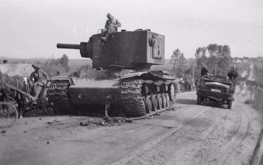 Tới cuối tháng 10/1941, toàn bộ quá trình sản xuất KV-2 bị dừng lại do nhà máy sản xuất loại xe tăng hạng nặng này phải rút lui để tránh bị Đức chiếm được. Tuy nhiên sau đó dây chuyền sản xuất KV-2 chưa bao giờ được tiếp tục, Liên Xô đã chuyển hướng và không sử dụng xe tăng hạng nặng như một ưu thế trên chiến trường mà thay vào đó là các loại xe tăng hạng trung với tốc độ và số lượng vượt trội. Nguồn ảnh: Tanks-encyclopedia.