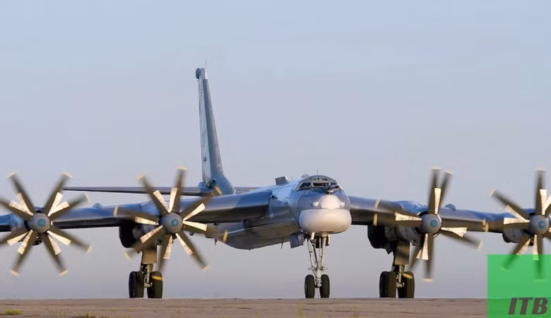 Trong khi đó, Tu-95 là loại máy bay ném bom chiến lược tầm xa bốn động cơ cánh quạt được Liên Xô sản xuất từ năm 1952, tới nay vẫn cần mẫn phục vụ trong lực lượng Không quân Nga và dự kiến sẽ tiếp tục phục vụ tới tận năm 2040 tới đây. Nguồn ảnh: ITB.