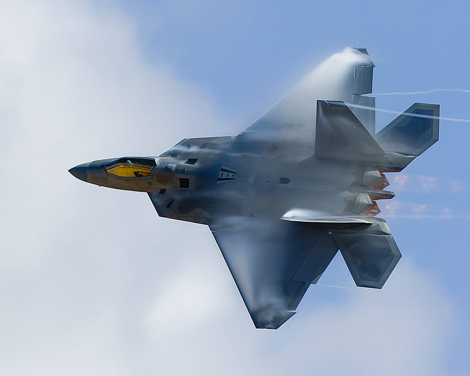 Có tốc độ tối đa khoảng 2410 km/h, F-22 Raptor là chiến đấu cơ một chỗ ngồi, hai động cơ, hoạt động được trong mọi điều kiện thời tiết và có giá khoảng 150 triệu USD cho một chiếc (tính theo tỷ giá năm 2009). Tổng chi phí cho chương trình F-22 vào khoảng 66,7 tỷ USD (theo tỷ giá năm 2011). Nguồn ảnh: Tube.