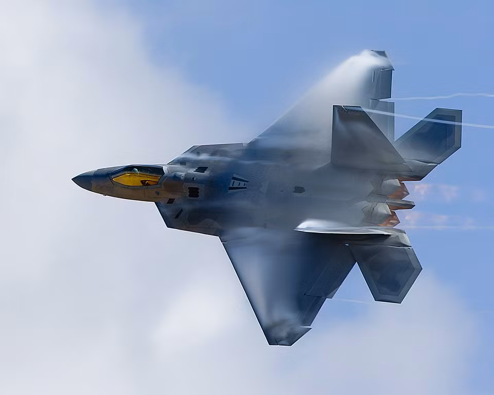Có tốc độ tối đa khoảng 2410 km/h, F-22 Raptor là chiến đấu cơ một chỗ ngồi, hai động cơ, hoạt động được trong mọi điều kiện thời tiết và có giá khoảng 150 triệu USD cho một chiếc (tính theo tỷ giá năm 2009). Tổng chi phí cho chương trình F-22 vào khoảng 66,7 tỷ USD (theo tỷ giá năm 2011). Nguồn ảnh: Tube.