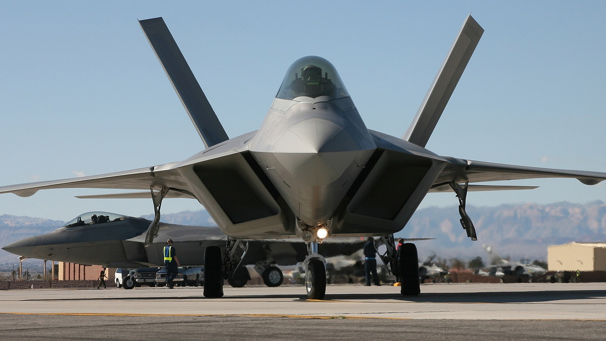 F-22 Raptor là chiến đấu cơ thế hệ năm hiện đại đầu tiên của Mỹ được sản xuất hàng loạt. Loại chiến đấu cơ này chỉ được trang bị cho Không quân Mỹ và không được xuất khẩu cũng như chia sẻ công nghệ cho đồng minh. Nguồn ảnh: Vice.